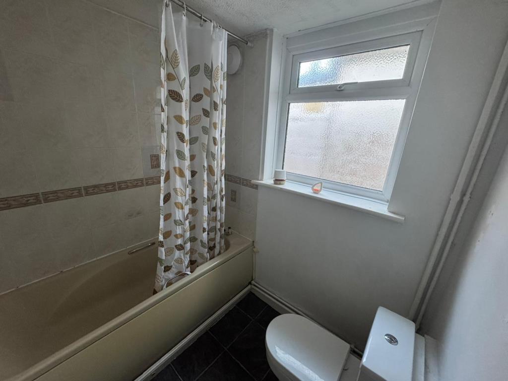 Lot: 104 - HOUSE FOR IMPROVEMENT - Bathroom
